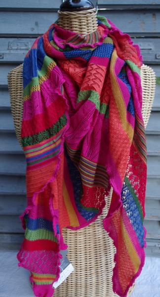 Invero Dreiecktuch Kyra karneval gewickelt, einhüllend auf Kleiderpuppe